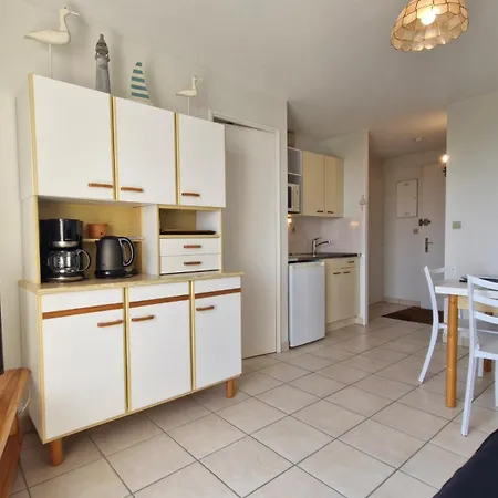 - Vue - à Seulement 300m Et Commerces Appartement *