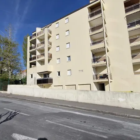 - Vue - à Seulement 300m Et Commerces