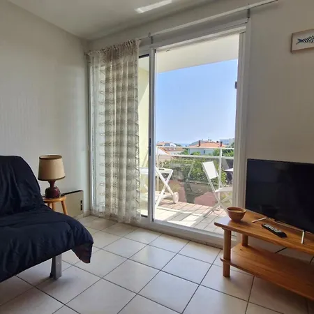 - Vue - à Seulement 300m Et Commerces